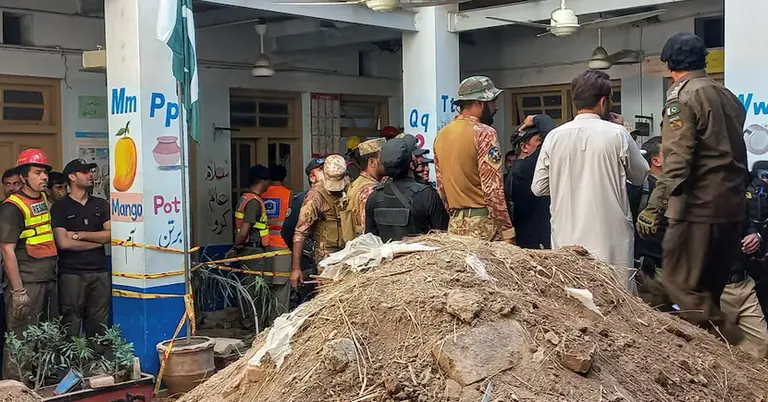 পাকিস্তানের পেশোয়ারে স্কুলের ছাদ ধসের পর সেনা ও উদ্ধারকর্মীরা